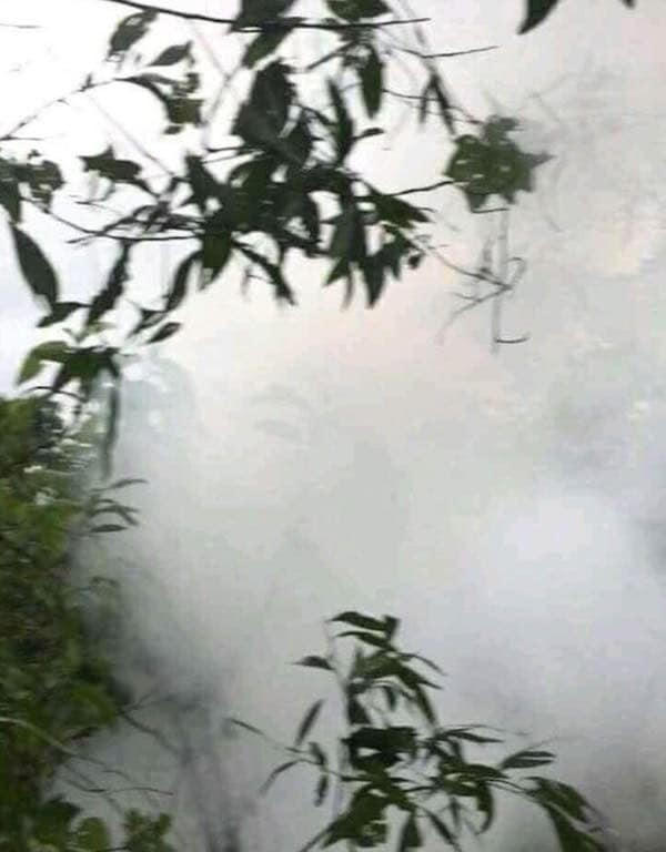 Vụ nổ đã khiến khu vực xung quanh xảy ra cháy nhỏ.