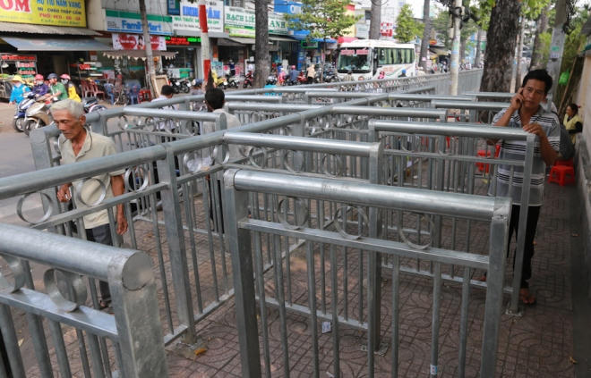 Những thanh chắn này rộng khoảng 2 m, cao khoảng 1,5 m được lắp đặt theo hình zich zắc ở hai đầu lối vào trong vỉa hè các đường Thuận Kiều, Nguyễn Chí Thanh. Nhiều nhất là ở góc đường Thuận Kiều, cổng sau Bệnh viện Chợ Rẫy, với 15 thanh chắn.