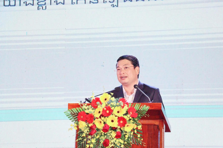 Ông Lê Trung Hồ, Phó Chủ tịch UBND tỉnh An Giang phát biểu tại hội chợ.