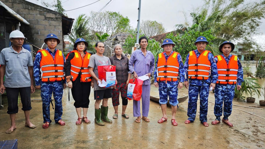 Đoàn công tác đến từng hộ gia đình bị ngập lụt, cô lập để thăm hỏi, động viên
