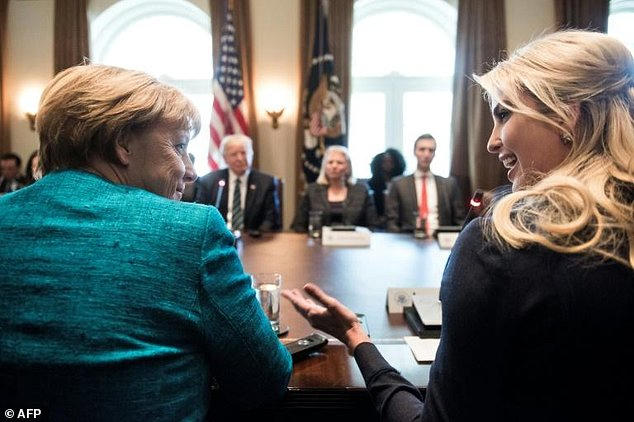 Ivanka Trump ngồi cạnh Thủ tướng Đức Angela Merkel trong chuyến thăm của bà đến Nhà Trắng. (Ảnh: AFP)