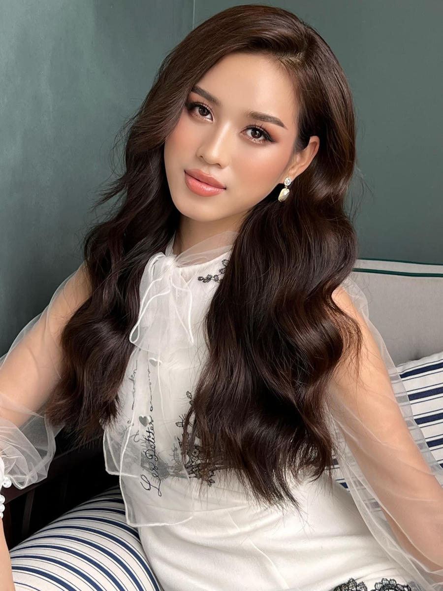 Hoa hậu Đỗ Thị Hà ‘biến hóa’ với tóc: Xoăn đuôi nhẹ vẫn là ‘chân ái’ ảnh 1