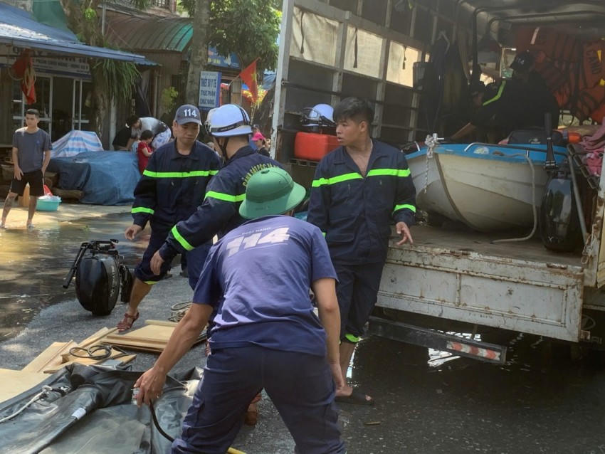 Hoàn lưu bão số 11 gây ngập lụt nghiêm trọng tại xã Trung Giã (Hà Nội), Phòng Cảnh sát PCCC và CNCH - Công an thành phố Hà Nội đã nhanh chóng huy động lực lượng, phương tiện chuyên dụng để sơ tán khẩn cấp hàng trăm người dân khỏi vùng ngập sâu.