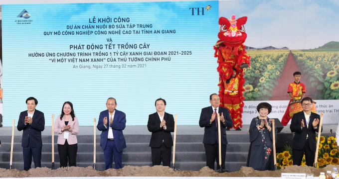 Phó Thủ tướng thường trực Trương Hòa Bình và các quan khách, lãnh đạo tỉnh, lãnh đạo tập đoàn TH tại nghi lễ khởi công.