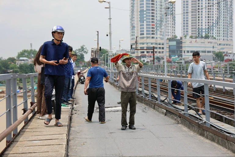 Lực lượng chức năng phong tỏa 2 đầu hướng đi trên cầu để thay thế tấm đan (Ảnh: Trung Nguyên).