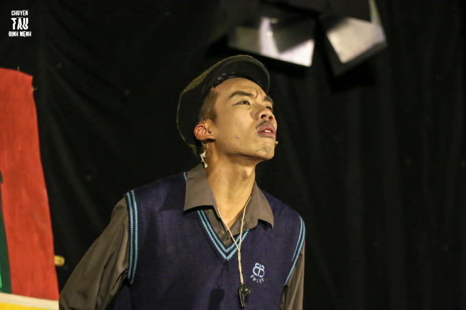 Lão soát vé - Một kẻ hèn hạ, mạnh mồm, hay ăn chặn tiền của người dân, bị vợ con bỏ, sống trong cảnh nghèo hèn, chẳng thể ngóc đầu lên được.