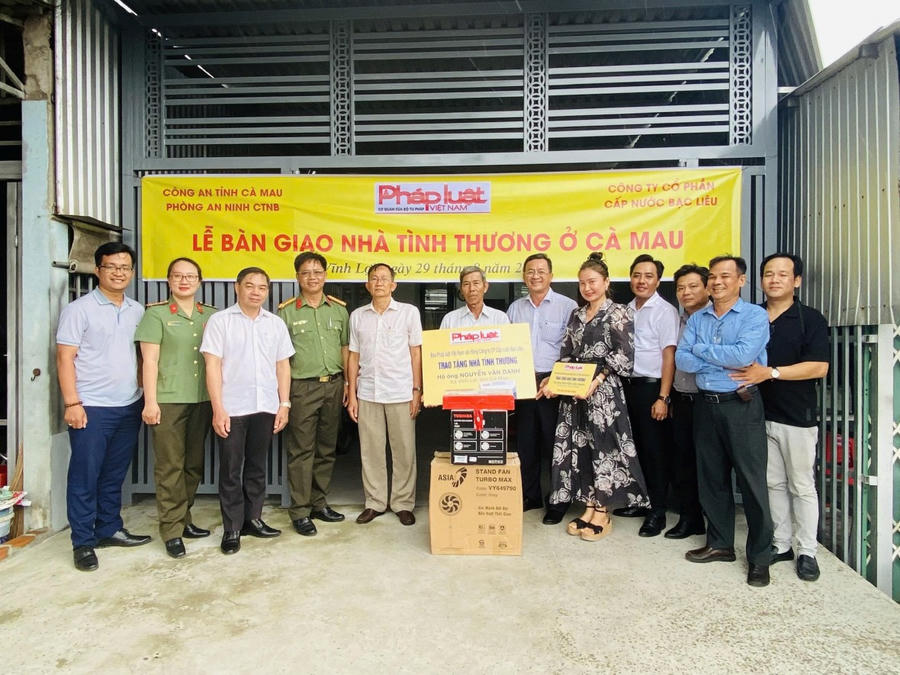 Trao nhà cho ông Nguyễn Văn Danh (xã Vĩnh Lơi, tỉnh Cà Mau).
