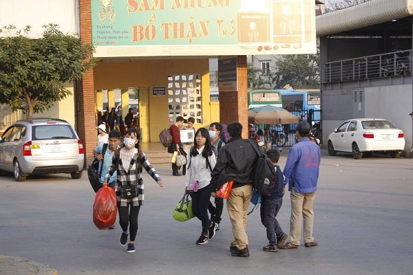 Mọi người hối hả đi tìm các tuyến xe để bắt về nơi ở và nơi làm việc.