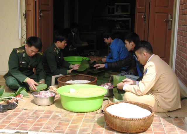 Bộ đội biên phòng cùng người nhà Đại tướng chung tay gói bánh chưng.