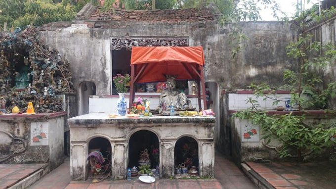 Cảnh tượng đổ nát, hỏng hóc tại chùa cổ Hương Lâm.