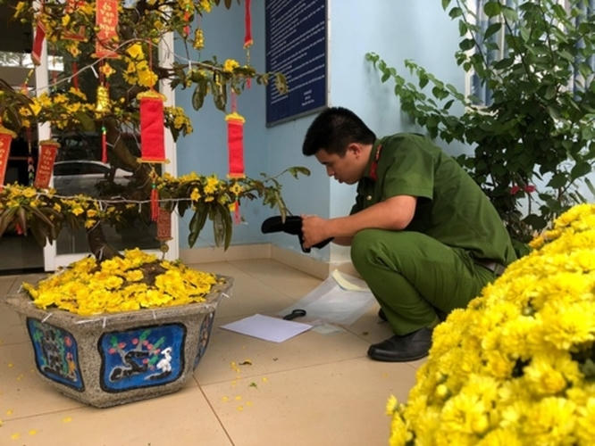 Gần 13h chiều nay 7/2 (Mùng 3 Tết Kỷ Hợi), Cơ quan công an điều tra đã lần tìm ra ra manh mối nhân thân của 2 nghi can dùng dao và súng gây ra vụ cướp tại trạm thu phí đường cao tốc TP HCM – Long Thành – Dầu Giây. Trong ảnh: Khám nghiệm tại hiện trường. (ảnh:Vietnamdaily)