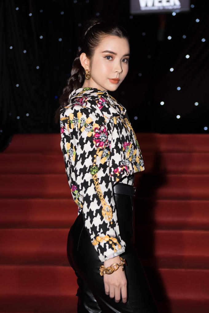 Huỳnh Vy lựa chọn bộ trang phục gọn ghẽ gồm phần áo hai dây và áo khoác giả vest bên ngoài của NTK Lý Gíam Tiền, vừa bắt mắt với các họa tiết nhỏ tạo điểm nhấn, vừa không quá cầu kỳ với những phần váy xòe hay đuôi cá thướt tha.