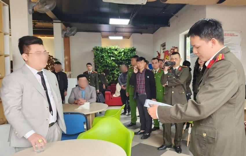 Hồ Quốc Thân (trái) tại buổi khám xét (Ảnh ANTĐ)