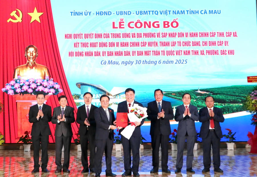 Phó Chủ tịch Quốc hội Lê Minh Hoan trao Quyết định của Thủ tướng Chính phủ về chỉ định Chủ tịch, Phó Chủ tịch UBND tỉnh Cà Mau mới, đồng chí Phạm Thành Ngại (thứ 4 từ trái qua) được chỉ định chức vụ Chủ tịch UBND tỉnh Cà Mau sau sáp nhập.