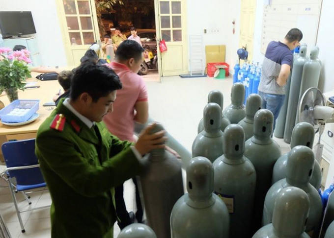 Lực lượng chức năng tiến hành thu giữ hàng chục bình khí cười.