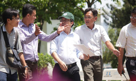 Ông Trần Thế Thuận, Chủ tịch UBND quận 1 (TPHCM) đi khảo sát 'phố hàng rong' ngày 15/3.