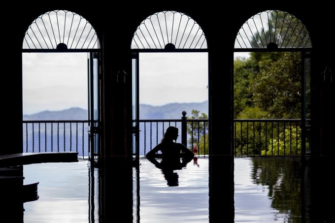 Bể bơi ở làng Pháp.