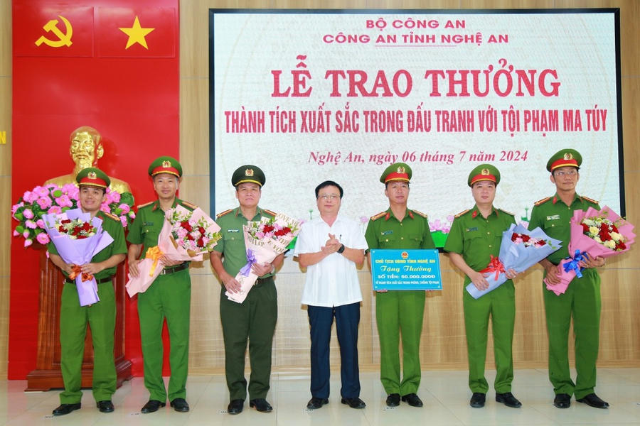 UBND tỉnh Nghệ An trao thưởng các đơn vị có thành tích xuất sắc trong đấu tranh với tội phạm ma túy - Ảnh Công an Nghệ An.