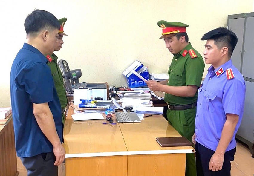 Tống đạt quyết định khởi tố bị can Phạm Ngọc Tuyên.