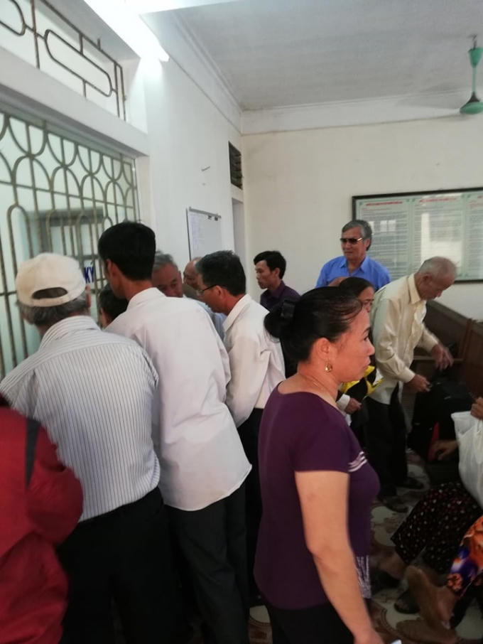 Rất đông người dân chờ làm việc, đăng ký tiếp công dân.
