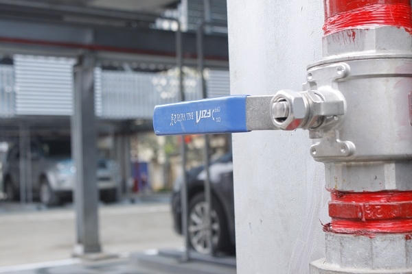 Van vặn mở nước trợ giúp nếu khi bị cháy nổ.  Ảnh: Như Trường.