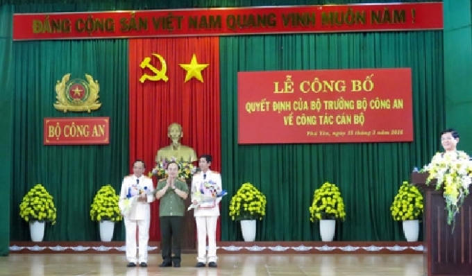 Thứ trưởng Bùi Quang Bền trao quyết định điều động Giám đốc Công an hai tỉnh Phú Yên và Bình Định. Ảnh: CAND.