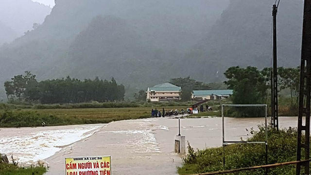 Hiện tại đập tràn Khe Mọi đã ngập nước. Huyện Con Cuông ra lệnh cấm người và mọi phương tiện qua lại.