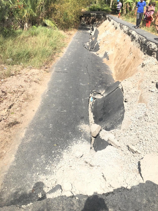 Khoảng 2h sáng ngày 15/3, tuyến đường Co Xáng - Cơi 5 - Đá Bạc (xã Khánh Bình Tây, huyện Trần Văn Thời) đã xảy ra sụt lún đường giao thông dài 35m, rộng 8m, độ sâu hơn 2,5m; giao thông bị chia cắt hoàn toàn.