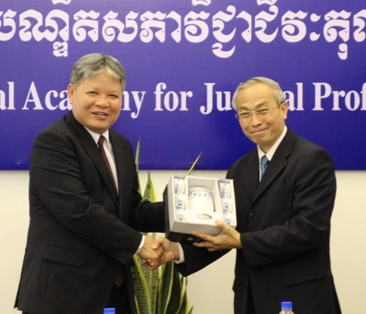 Tặng quà lưu niệm giám đốc Học viện Hoàng gia về đào tạo nghề tư pháp.
