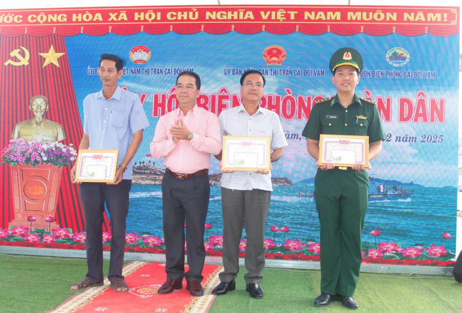 Ông Trương Hoàng Khải - Ủy viên BTV Huyện ủy, Phó Chủ tịch UBND huyện Phú Tân, trao Giấy khen cho Thượng úy Lâm Quốc Chuẩn vì đã có thành tích xuất sắc trong thực hiện Ngày Biên phòng toàn dân năm 2025.