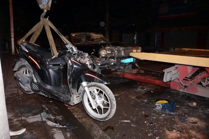 Một chiếc xe máy là nạn nhân của "xe điên" bị hư hỏng nặng nề.
