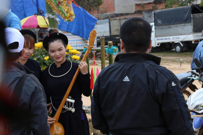 Tiết mục giao duyên của cô gái người Mường trong lễ hội trước sự chứng kiến của du khách.