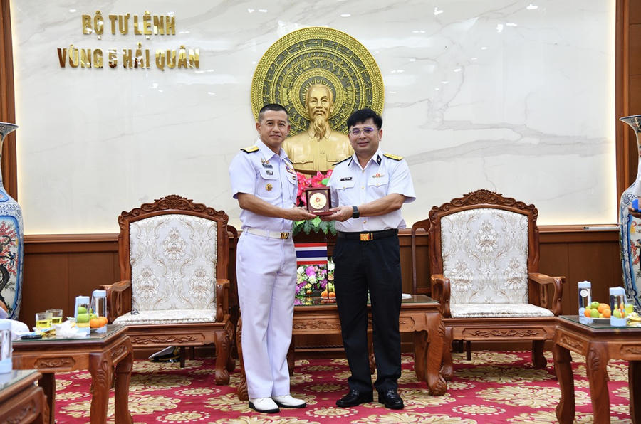 Tư lệnh Vùng 5 Hải quân tặng quà lưu niệm Phó Đô đốc Arpa Chapanont