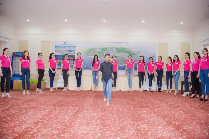 Thí sinh HHVN thích thú khi được sư tử biển hôn má