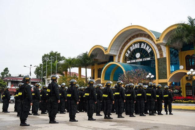 Cảnh sát được huy động bảo đảm an ninh tại ga Đồng Đăng. (Ảnh: AFP)