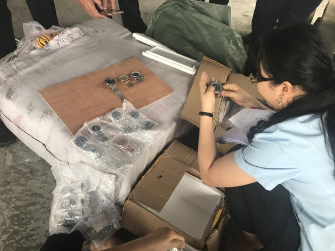 Nhiều hàng giả là quần áo, đồng hồ.
