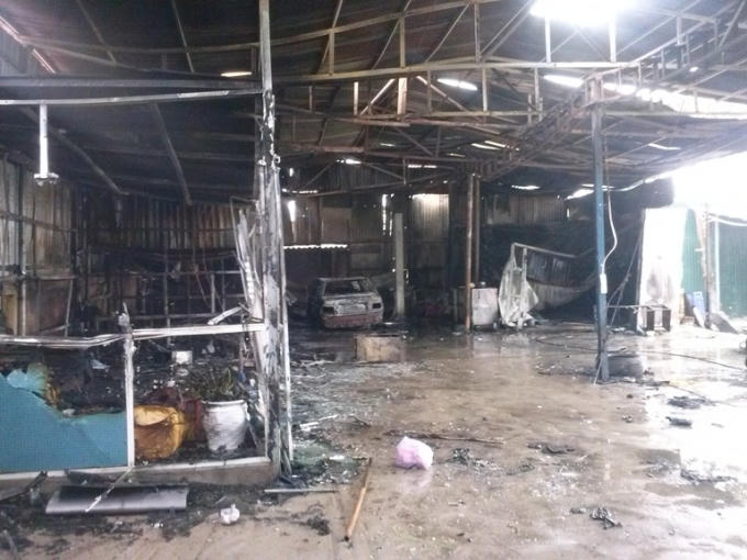 Quang cảnh hiện trường b&ecirc;n trong xưởng sau đ&aacute;m ch&aacute;y.