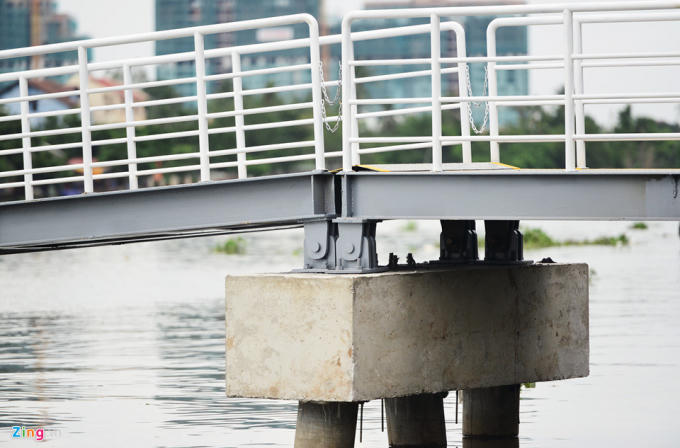 Phao nổi được thiết kế trụ kiên cố hoạt động theo mực nước lên xuống, phần hở khi hạ thấp cũng được gắn dây xích bảo vệ an toàn.