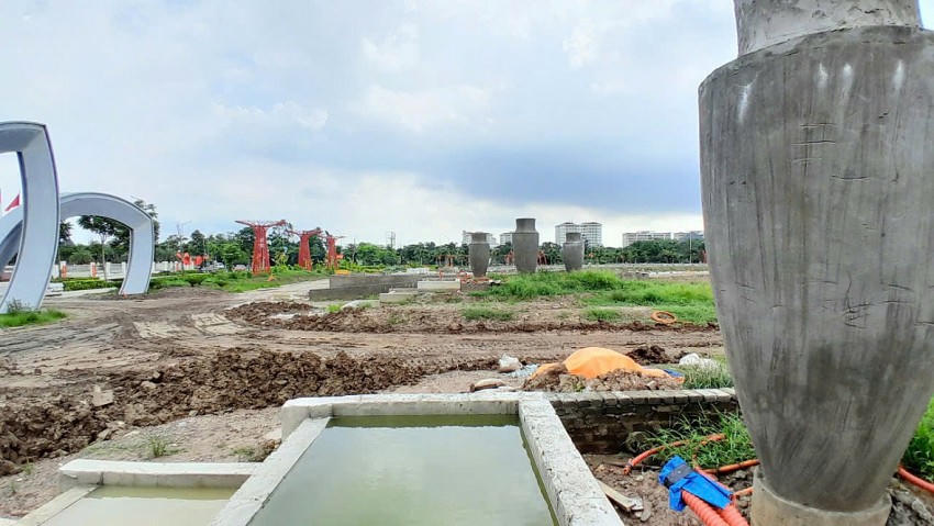 Tuy nhiên, theo ghi nhận của Phóng viên vào ngày 24/7/2025, dự án này vẫn chưa hoàn thành, mặt bằng vẫn ngổn ngang, công nhân lác đác làm việc.