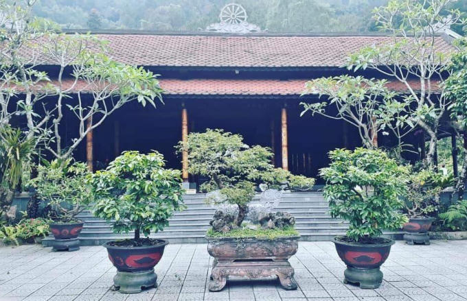 Chính diện chùa Huyền Không.