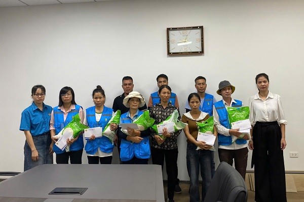 Công đoàn công ty trao quà cho công nhân bị ảnh hưởng do thiên tai.