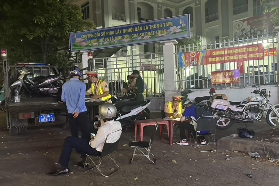 Nhiều lực lượng tham gia phối hợp xử lý các vi phạm.