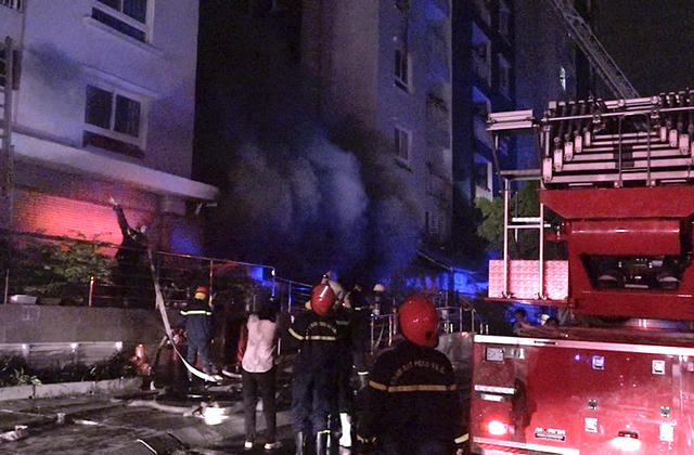 Khói đen bốc lên nghi ngút từ hiện trường vụ cháy.