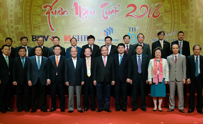 Ủy viên Bộ chính trị - Thủ tướng Nguyễn Xuân Phúc, nguyên Chủ tịch Quốc hội Nguyễn Sinh Hùng, Ủy viên Bộ chính trị - Phó Thủ tướng Vương Đình Huệ cùng các Ủy viên Trung ương Đảng, lãnh đạo bộ ban ngành Trung ương, Ngân hàng Nhà nước Việt Nam và tỉnh Nghệ An chụp ảnh lưu niệm cùng lãnh đạo các Tập đoàn, doanh nghiệp lớn.