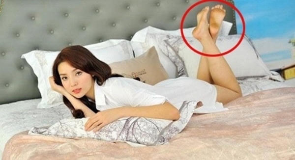 Chân bẩn chụp ảnh quảng cáo cũng khiến cô mất điểm trong mắt công chúng.