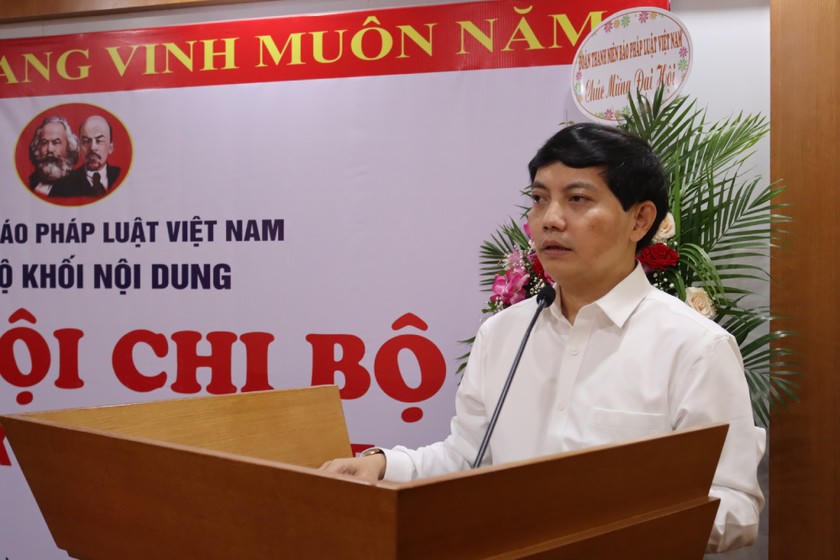 Đồng chí Trần Đức Vinh, Phó Bí thư Đảng ủy, Phó Tổng biên tập Báo Pháp luật Việt Nam phát biểu chỉ đạo Đại hội.