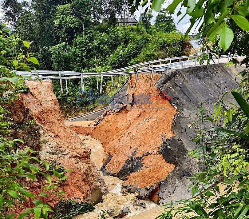 Mưa lớn gây sạt lở, chia cắt tuyến đường tại vị trí Km347+150 xã Túng Sán, huyện Hoàng Su Phì (Hà Giang) .