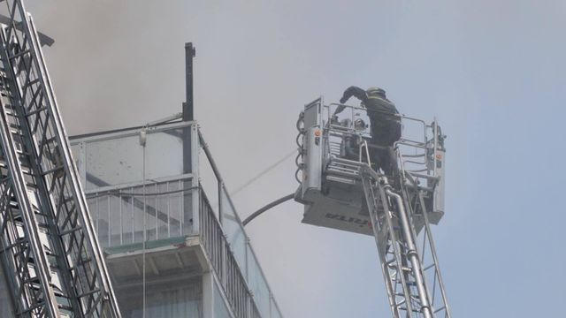 Công tác chữa cháy khá vất vả vì đám cháy xảy ra trên cao và nhiều khói trong khu vực đông đúc nhà dân