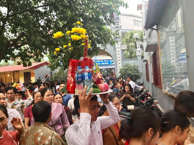 Tất cả khoảng không gian trong Phủ Tây Hồ đều ken đặc người.