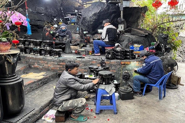 Thợ điêu khắc than đá tại Quảng Ninh.